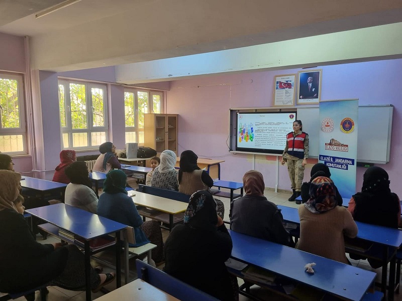 Aile İçi Şiddetle Mücadele ve Çocuk Kısım Amirliği Ekipleri Halkımızı Bilgilendirmeye Devam Ediyor 